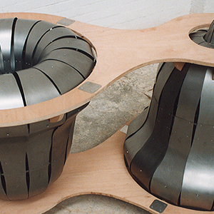 Both, 1998, Stahl / Holz,103 x 215 x 110 cm
 