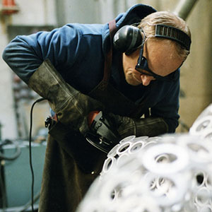 Hans Schüle bei der Arbeit an einer Skulptur in der Bildhauerwerkstatt in Berlin.