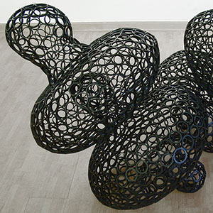 Float, 2002, Stahl brüniert,93 x 138 x 91 cm