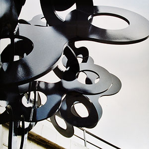 Kolonie 5004, 2001, Lack/Stahl,240 x 385 x 215 cm