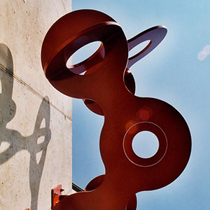 Kolonie 2013, 2001, Lack/Stahl,160 x 184 x 88 cm